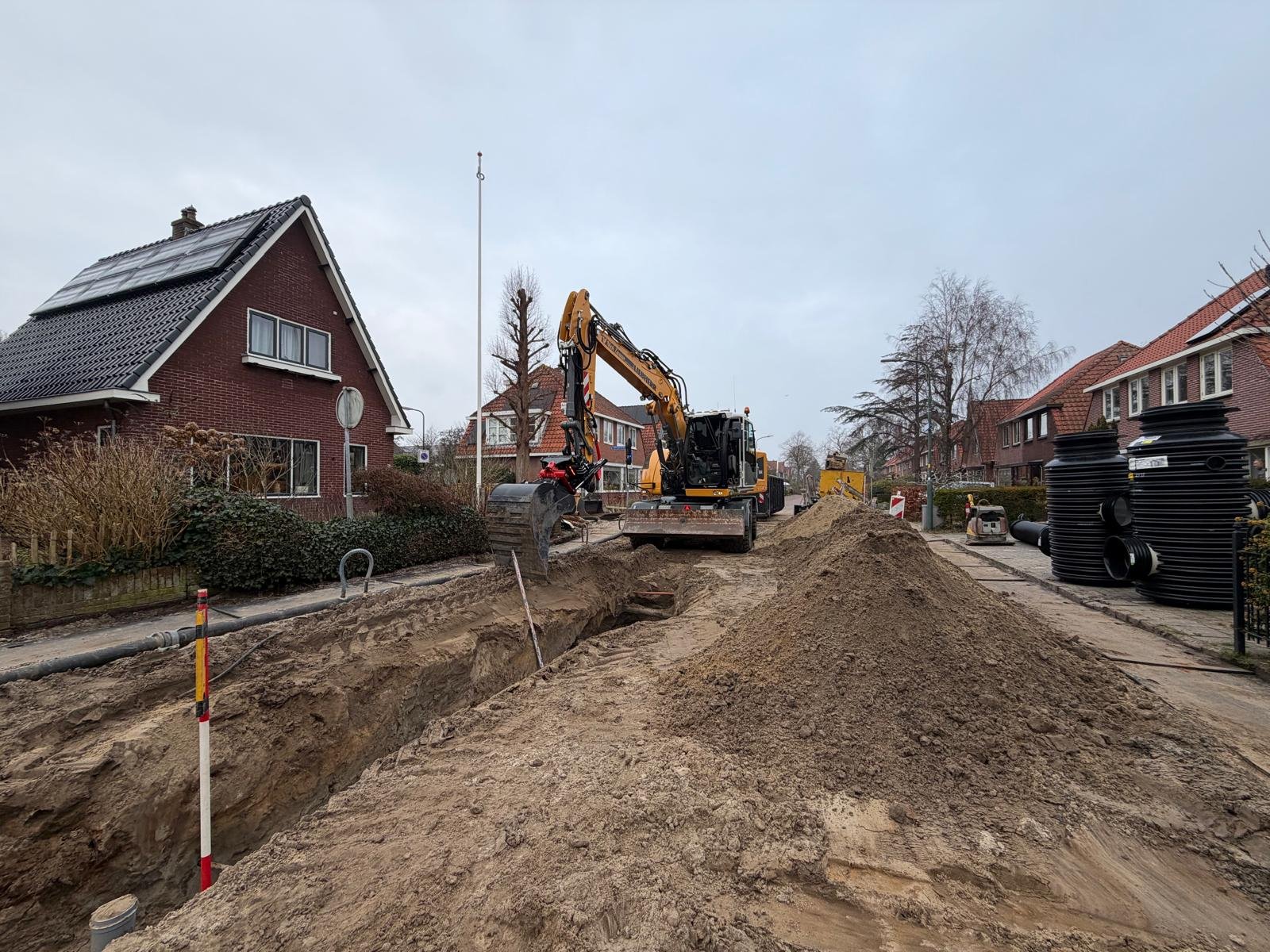 Straatwerk en sleuven graven in woonwijk