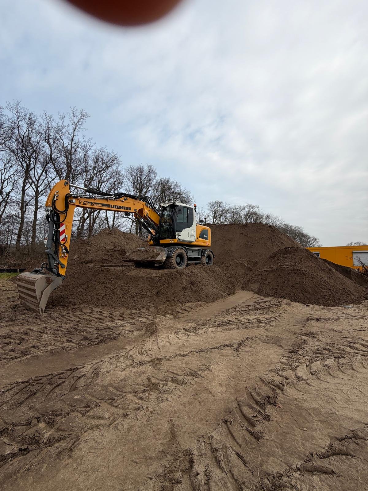 Professioneel grondwerk met moderne graafmachine