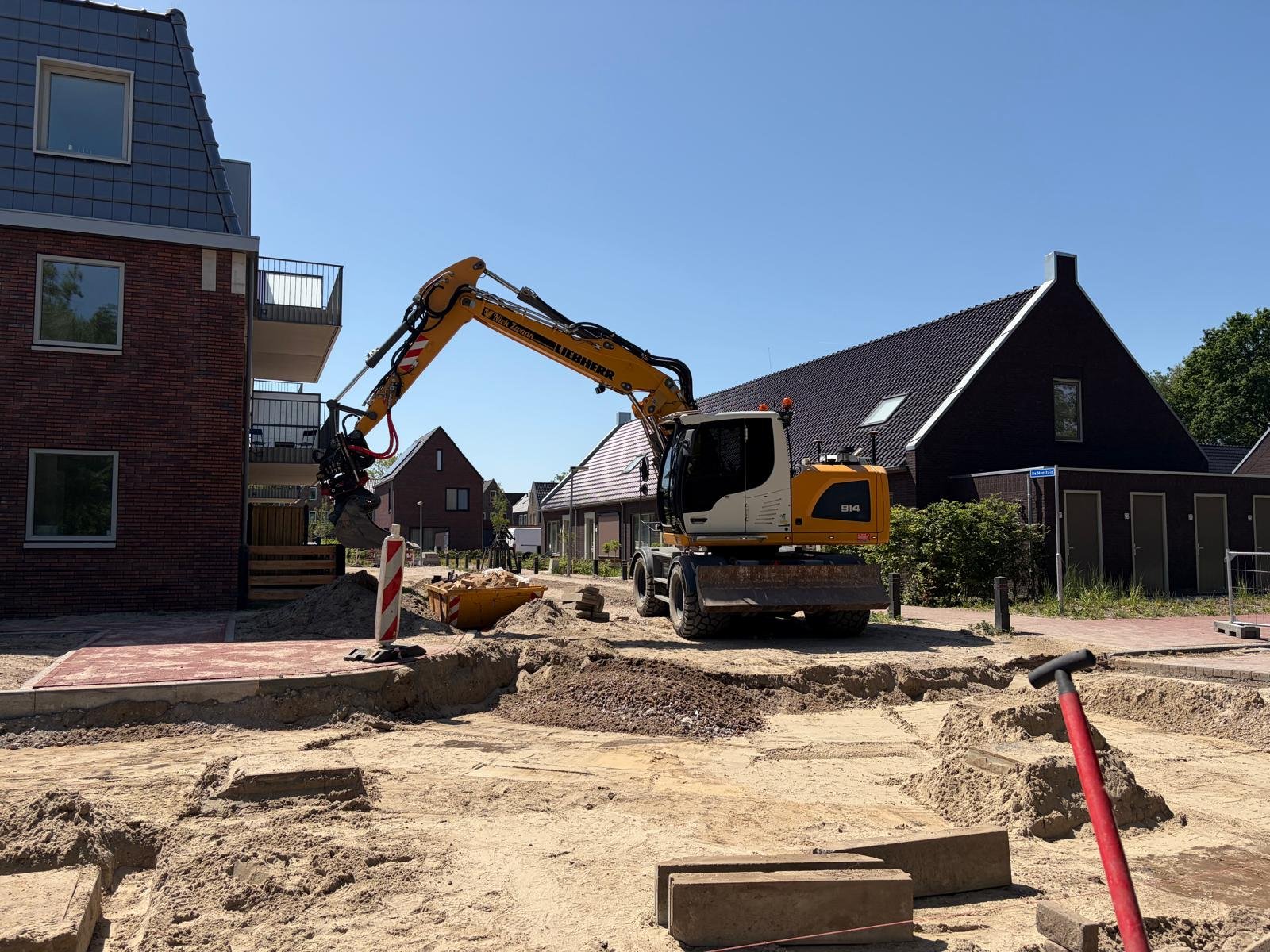Liebherr graafmachine van Niek Zwaan bij woningbouwproject