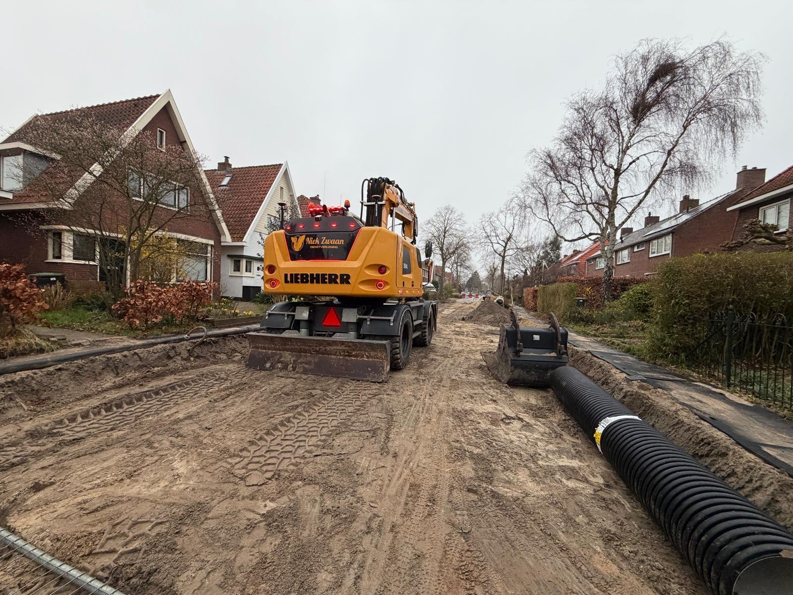 Wegenbouw in woonwijk met Niek Zwaan graafmachine