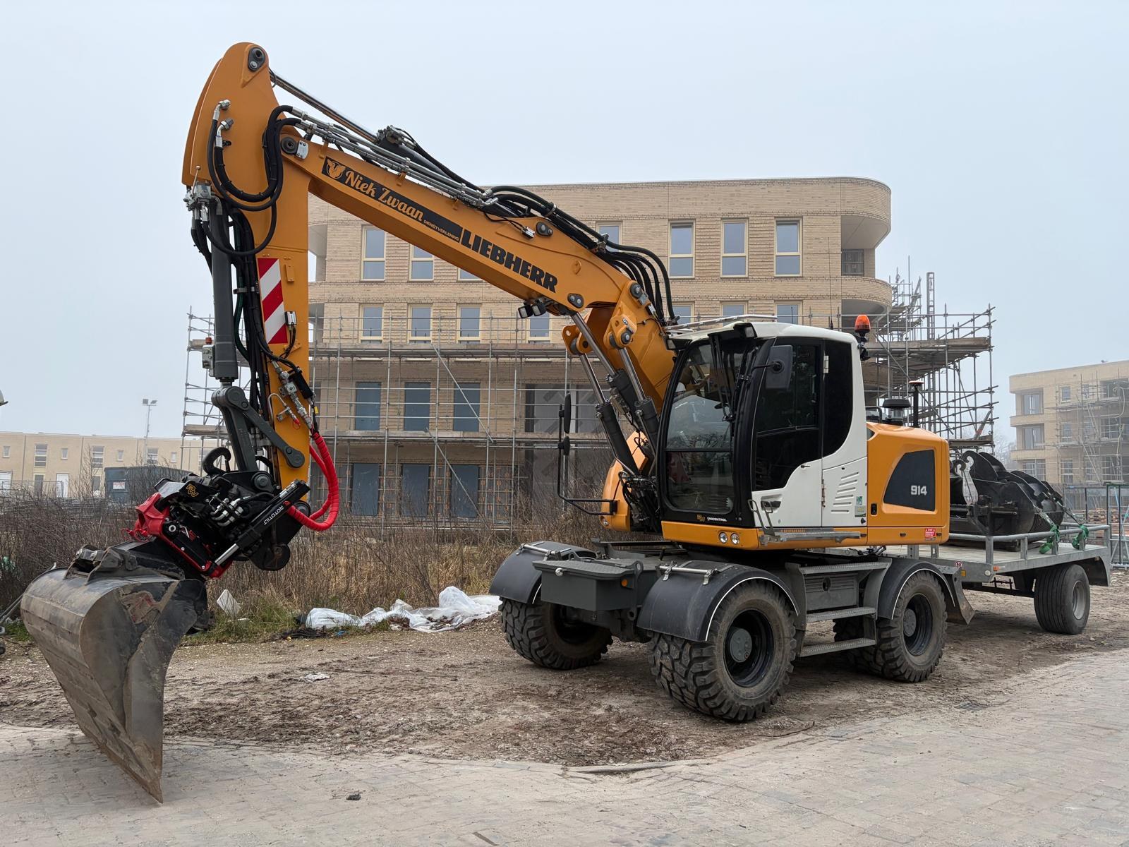 Liebherr graafmachine van Niek Zwaan bij GWW-werkzaamheden op bouwplaats